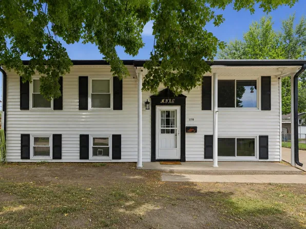 1110 Mayper Dr, Carter Lake, IA 51510