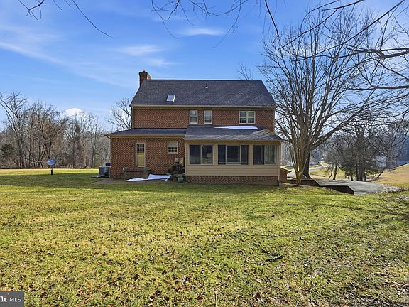 5th image of 956 Walker Rd