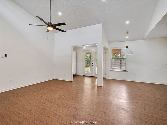 3rd image of 3213 Bahia Dr