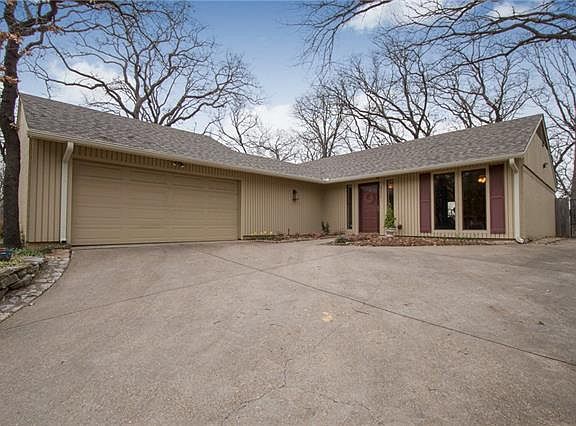 3rd image of 2111 Woodside Dr