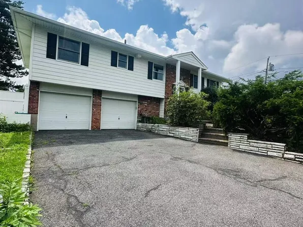 202 Nelson Court, Syosset, NY 11791