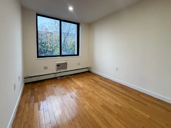 924 Metropolitan Avenue image 22 of 36