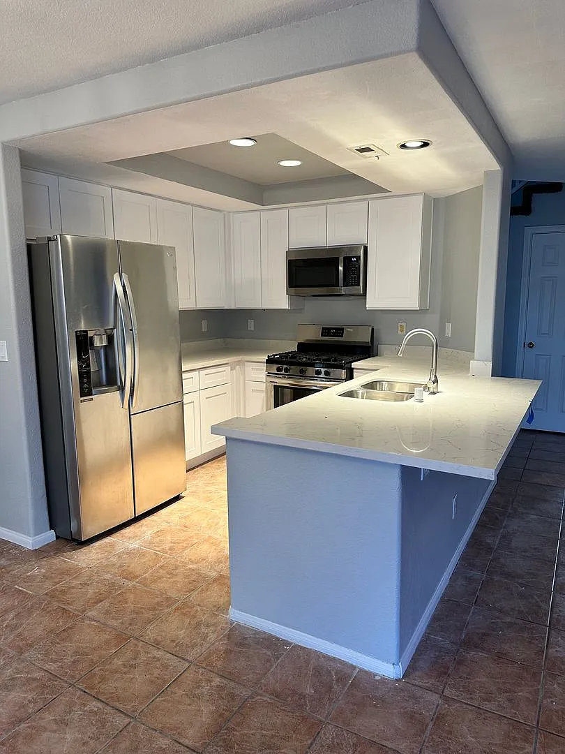 4 bed 3 car Downstairs bedroom and 3/4 bath — Photo 4