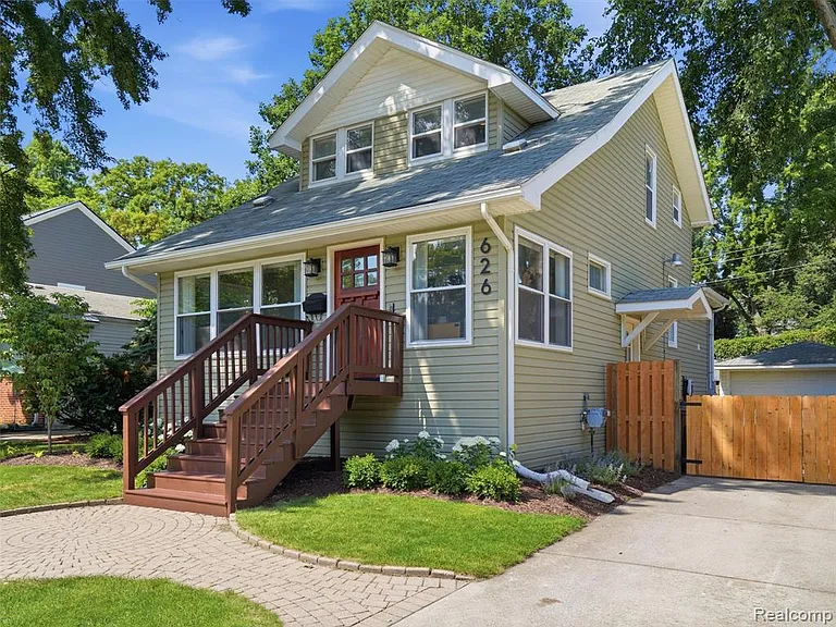 626 Kayser Ave — Photo 2