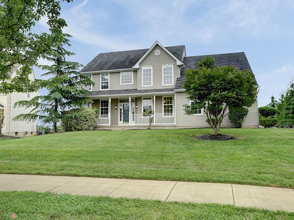 1st image of 736 Pinewood Dr