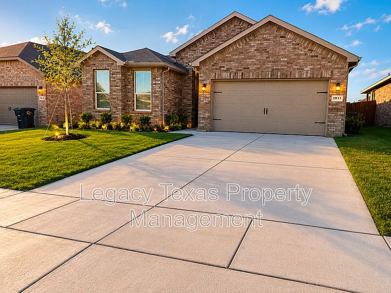 1911 Cherokee Ln — Photo 2