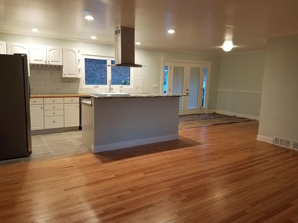 Open concept Livingroom/Kitchen/Dining space