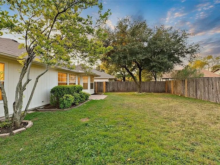 8402 Hillrock Dr — Photo 18