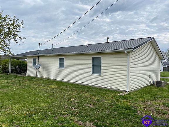 3rd image of 103 Carolyn Ln