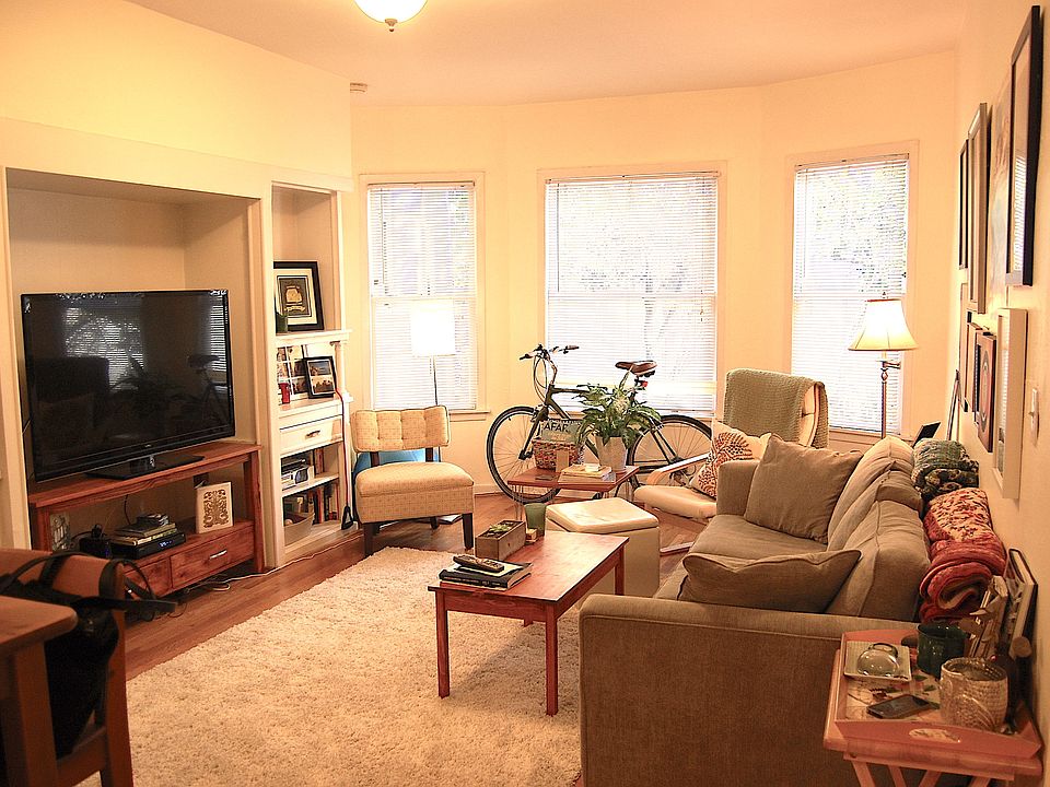 1st image of 1995 Oak St APT 2