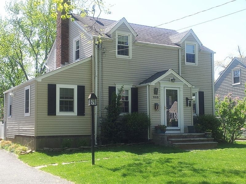 2nd image of 205 Lawrence Ave