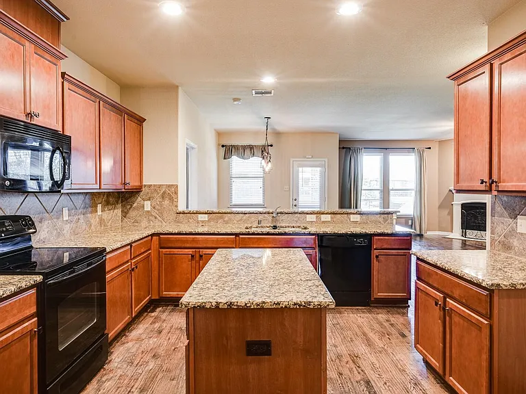 940 Lancashire Ln — Photo 9