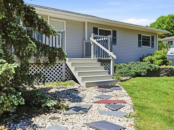 4th image of 1072 Connetquot Avenue
