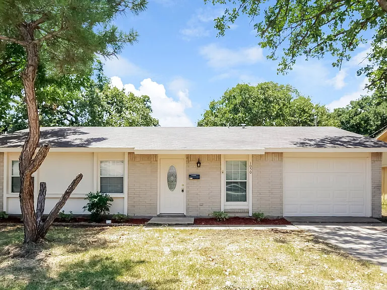 1050 Brownwood Dr — Photo 1