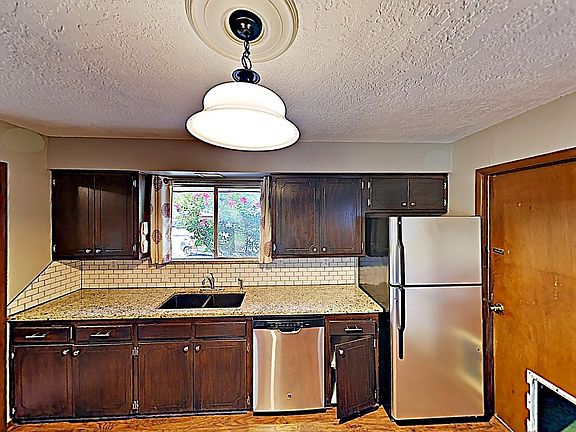 4th image of 2209 Louise Ln
