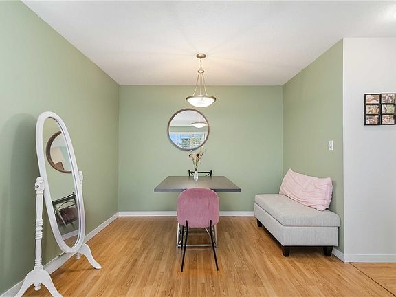5th image of 1710 Fort St #203