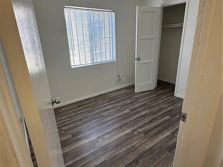 934 W 71st St #1/2 — Photo 6