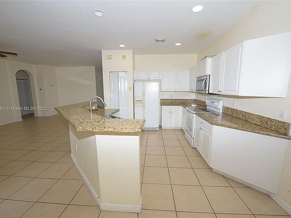 5th image of 221 NE 32nd Ter