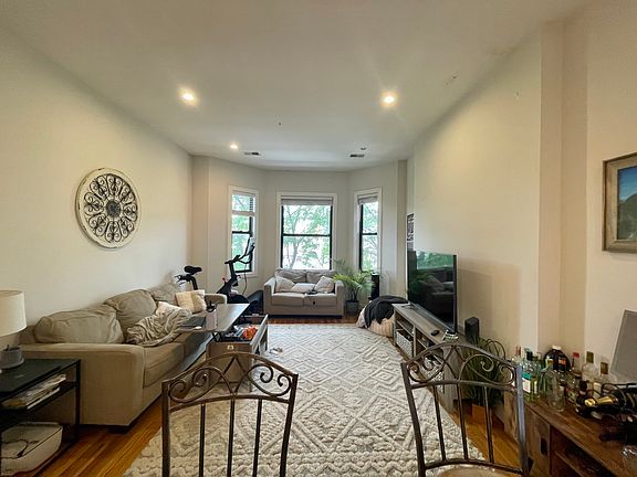 4th image of 611 W Oakdale Ave APT 2