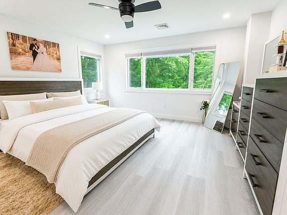 3rd image of 747 Portland Rd Room 4