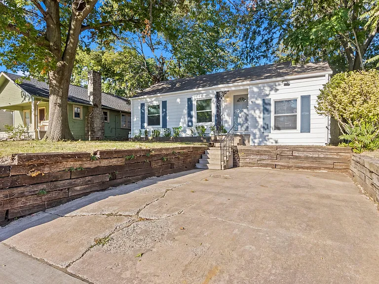 220 S Quebec Ave — Photo 3