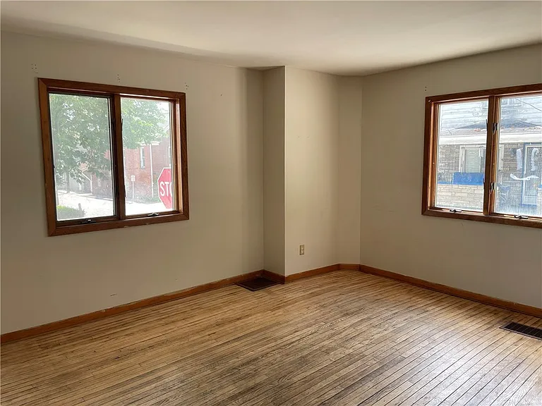 332 Quay St — Photo 12