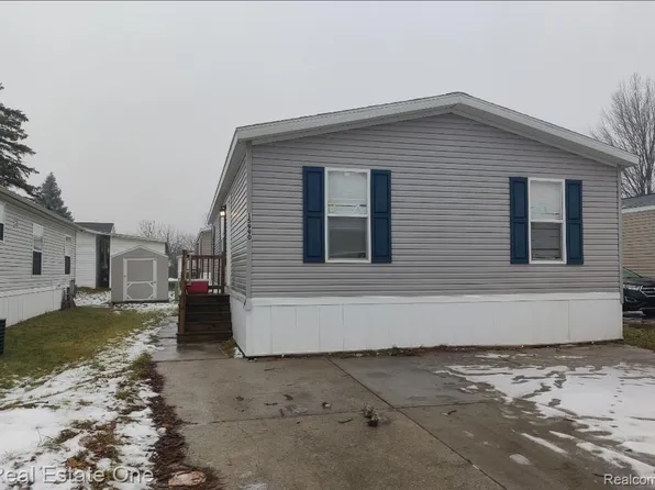 15990 Villaire Ave, Clinton Township, MI 48038