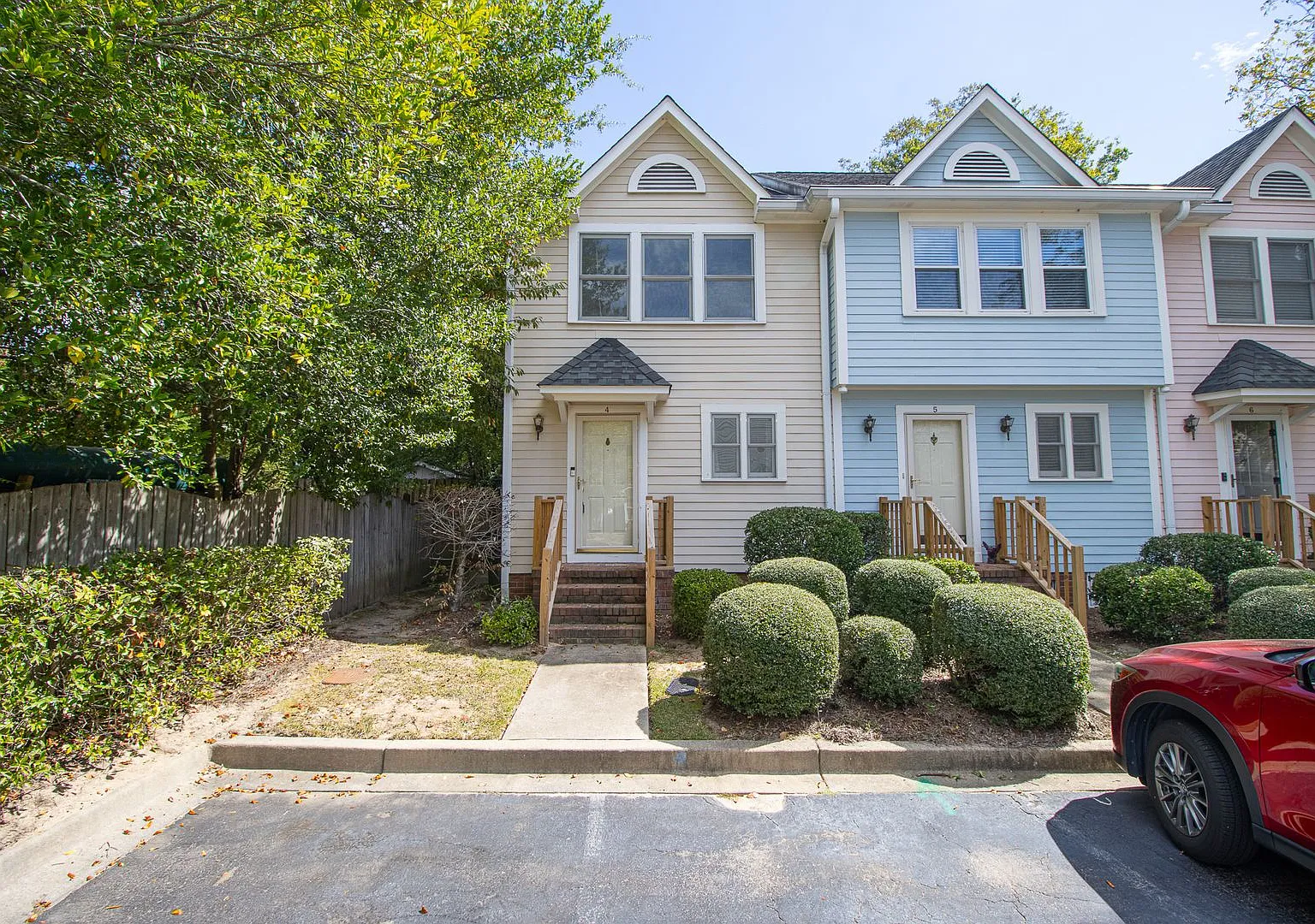 Charming 2-Bedroom Townhome in Market Village — Photo 3