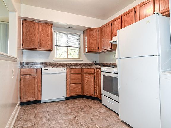 3rd image of 16 Montrose Manor Ct APT C