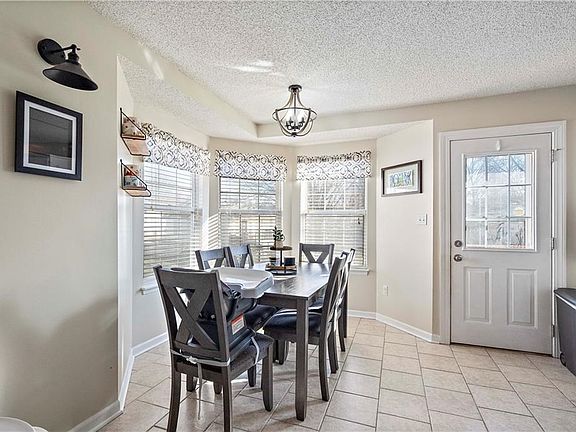 4th image of 224 NE Brookwood Dr