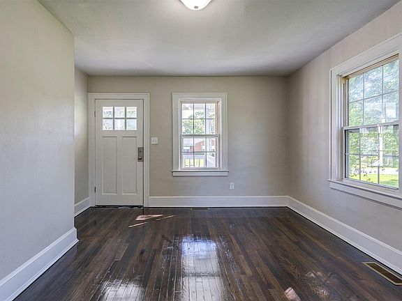 4th image of 226 Fort Lewis Blvd