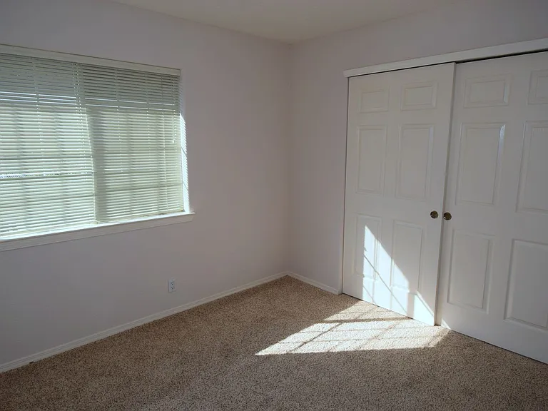 8615 Brighton Dr NE — Photo 15