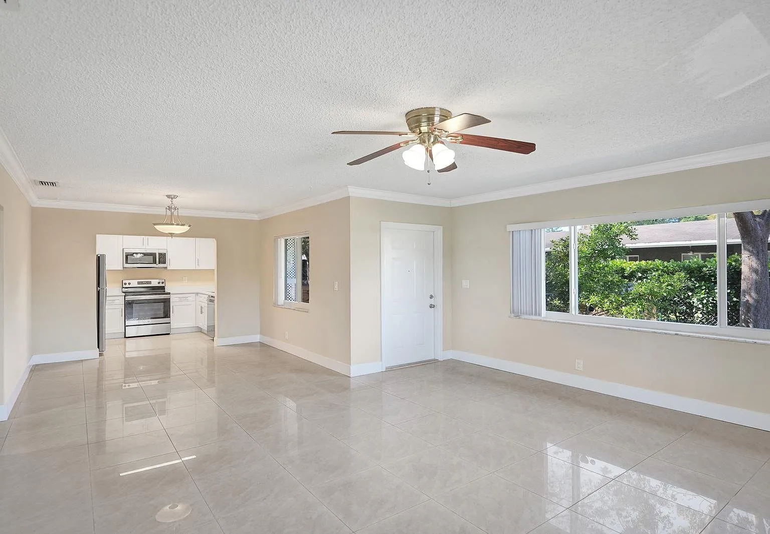 2BR/2BA Duplex w/ Fenced Yard| Water & Trash Included | Pets OK | Fort Lauderdale — Photo 1