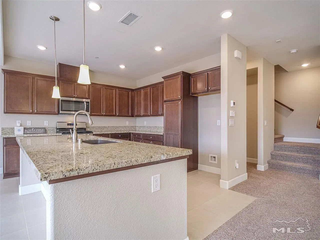 3 bed, 2.5 bath, 1832 sqft, $2,400 — Photo 3