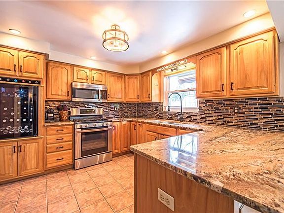 5th image of 20 Cambridge Dr