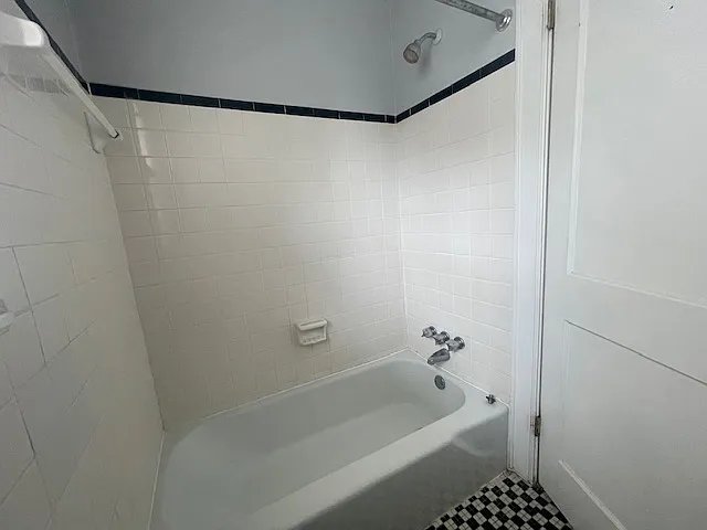 Shower/tub