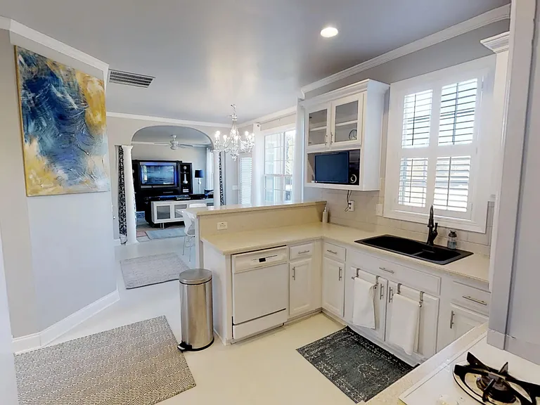 115 Thistlewood Ln — Photo 4