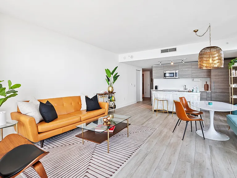 650 NE 32nd St #707 — Photo 6