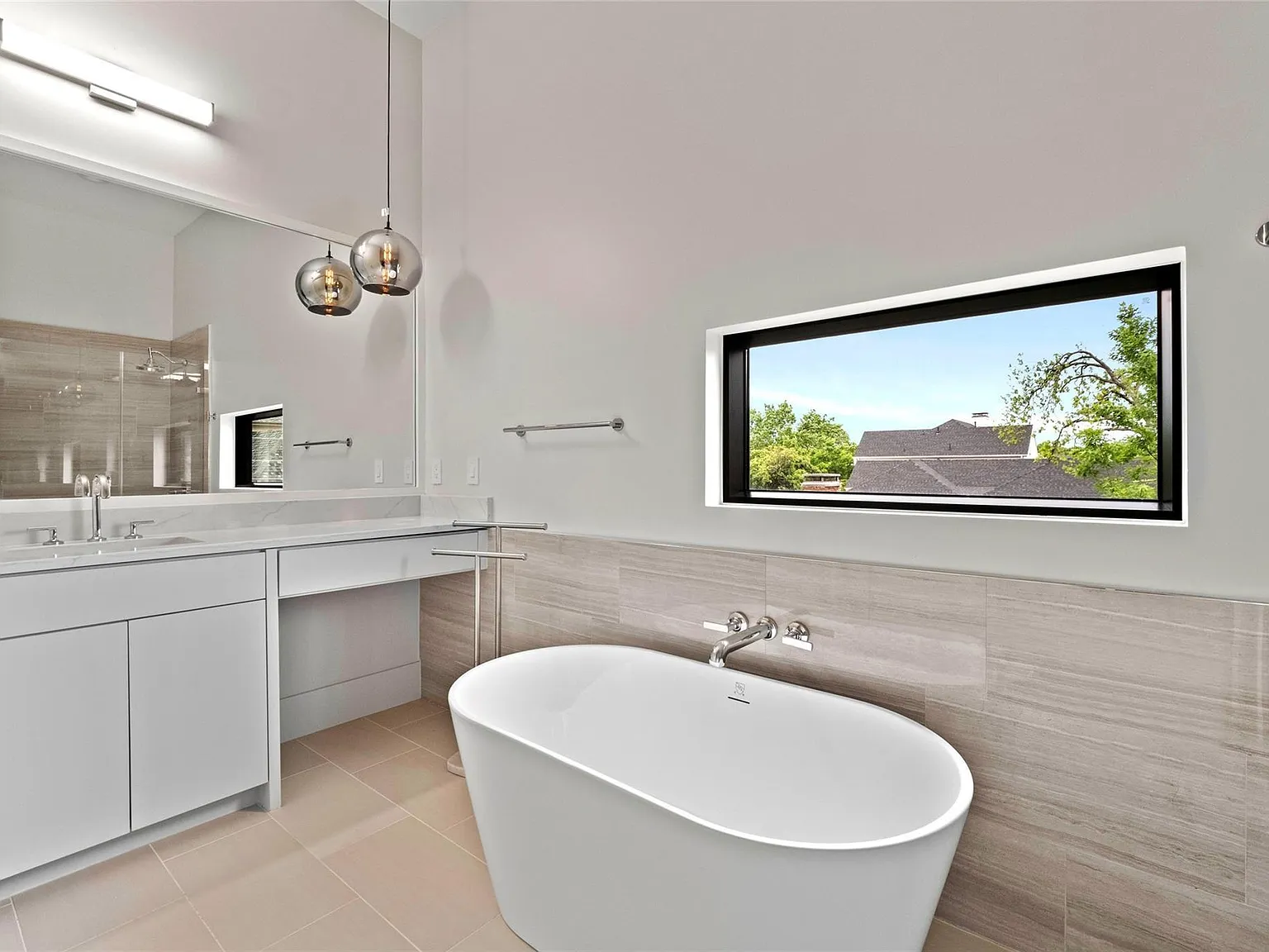 5 bed, 6.5 bath, 8323 sqft, $28,000 — Photo 2