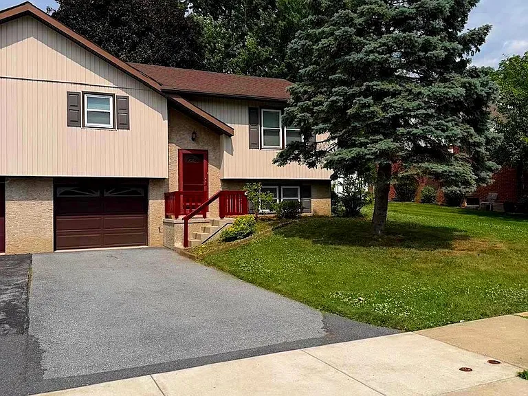 110 Marion Ter — Photo 1