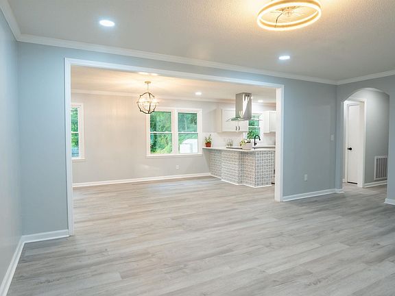 4th image of 3058 Broughton St