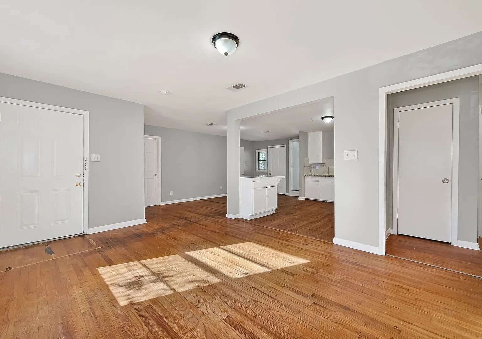 Spacious 4-Bedroom Home Housing Vouchers Accepted — Photo 2