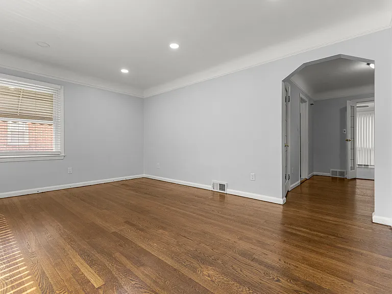 21311 Outer Dr — Photo 6
