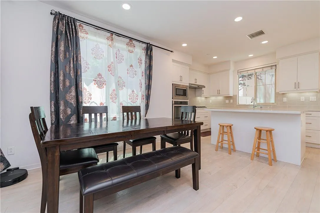 3 bed, 2.5 bath, 2199 sqft, $5,200 — Photo 3