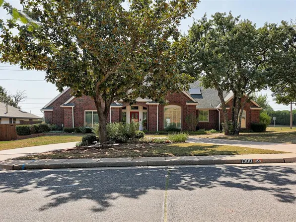 1300 Eagle Dr, Edmond, OK 73034