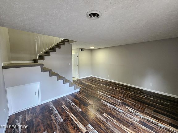 4th image of 104 Ladbrook Ln