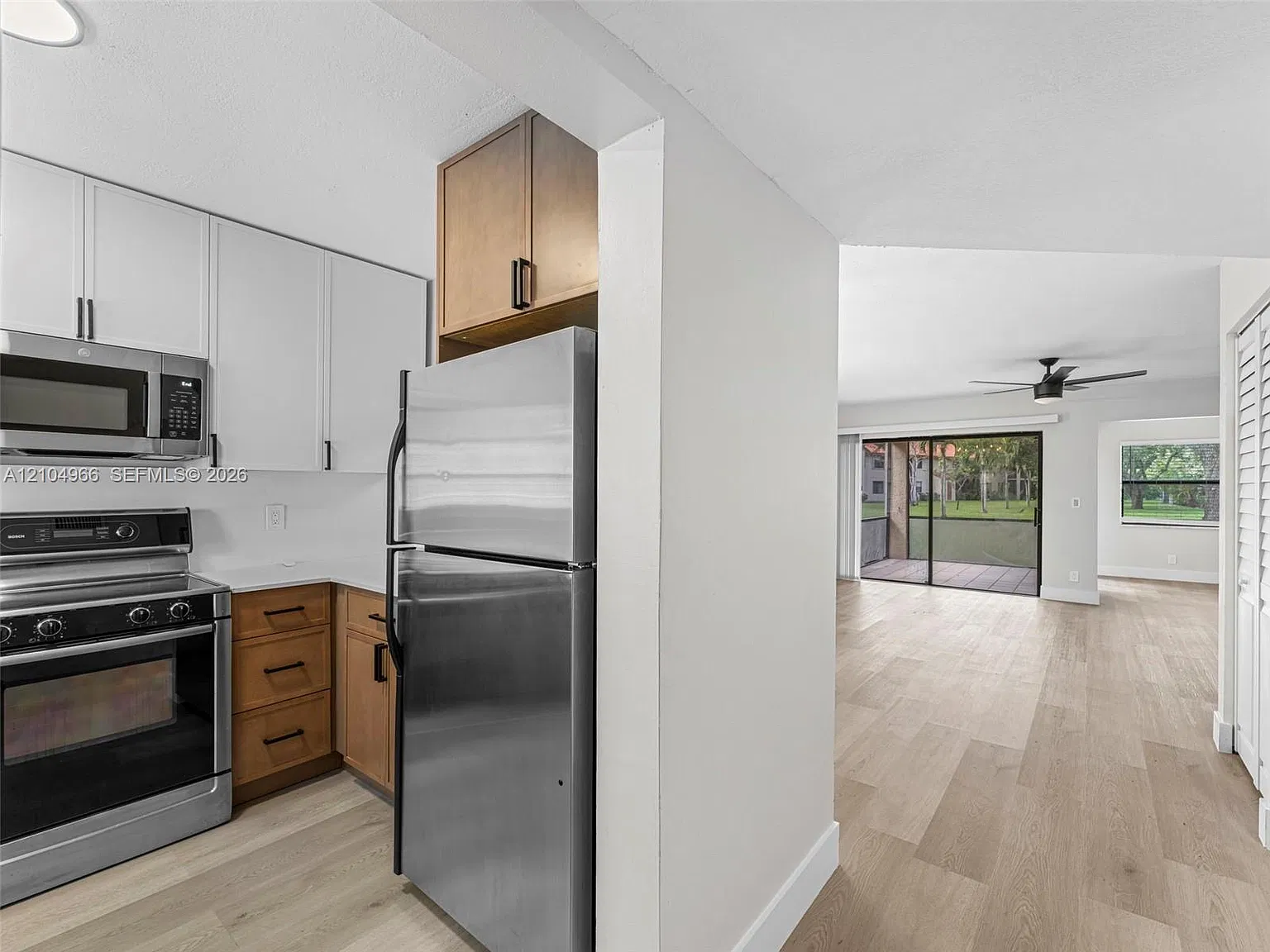 Diplomat Square Condo — Photo 4