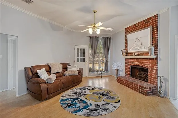 Living room
Features: Ceiling Fan(s), Fireplace
Dimensions: 20 x 15