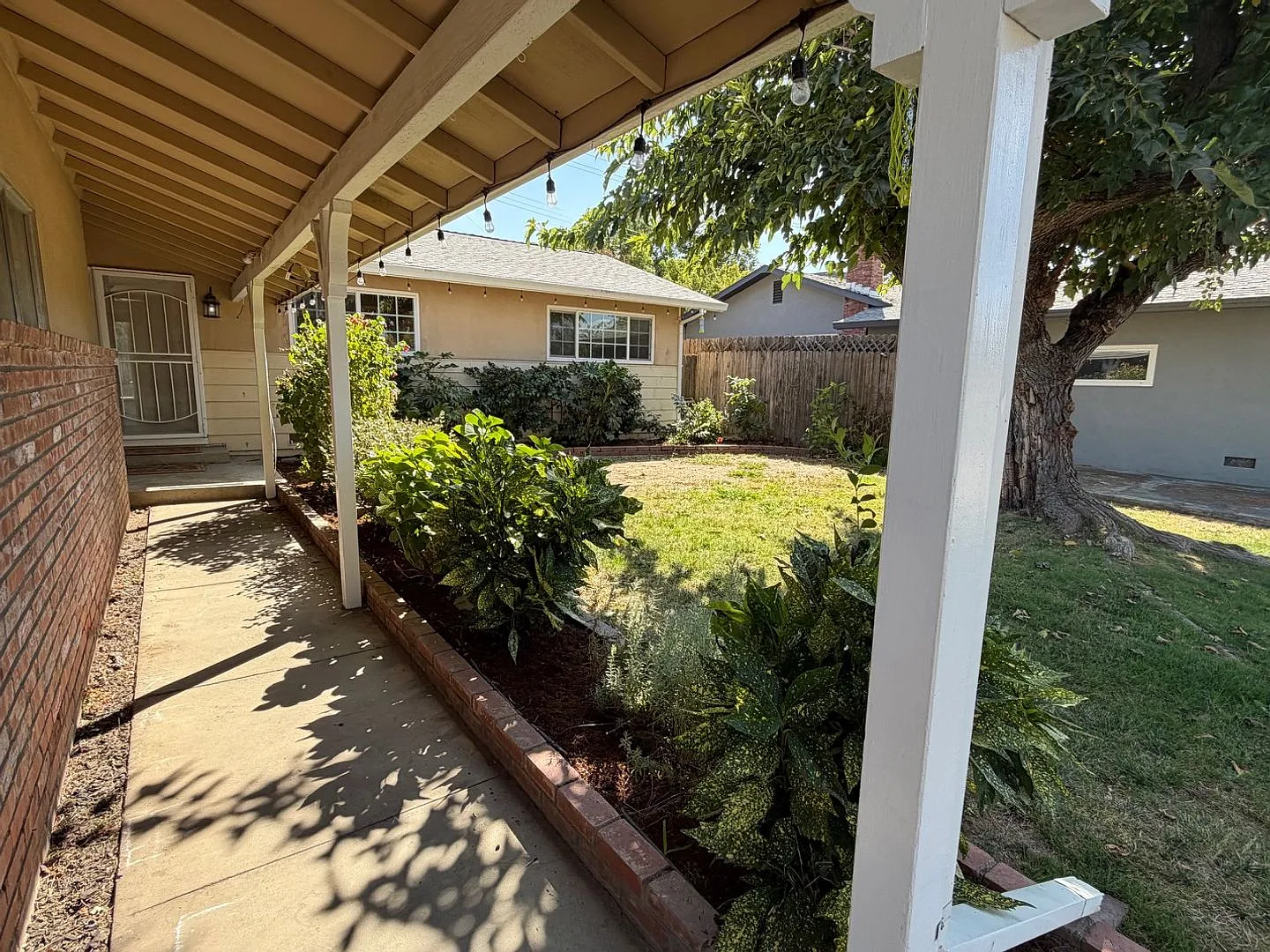 Updated 3-Bedroom Home in Rosemont with Spacious Backyard Immediate Move in! — Photo 3