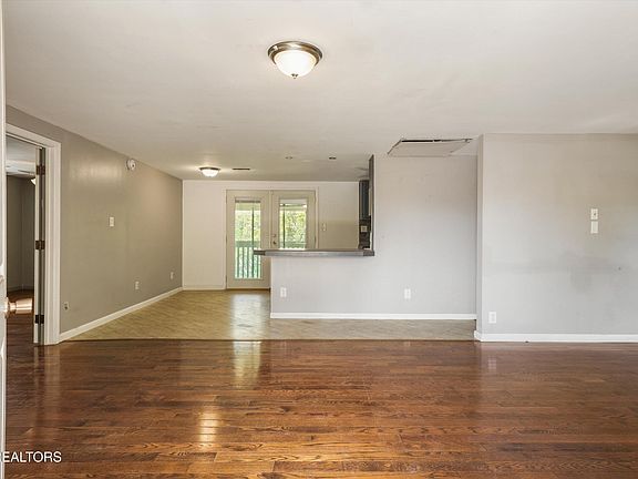 4th image of 1832 Amherst Rd
